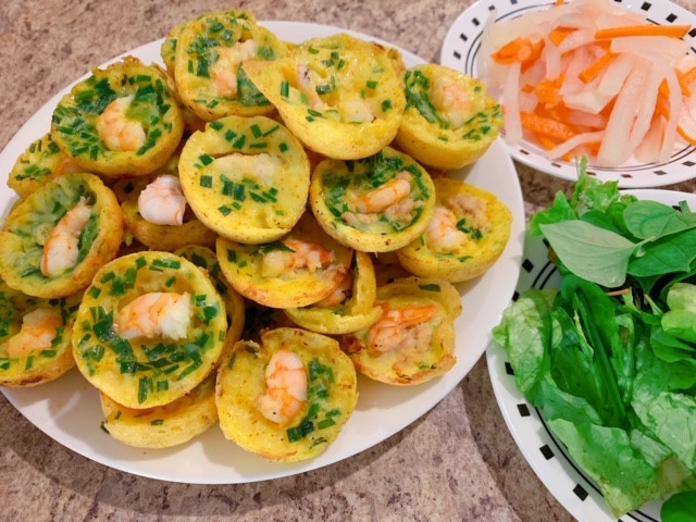Khuôn Làm Bánh Khọt 10 Lỗ có tay cầm Huỳnh Anh