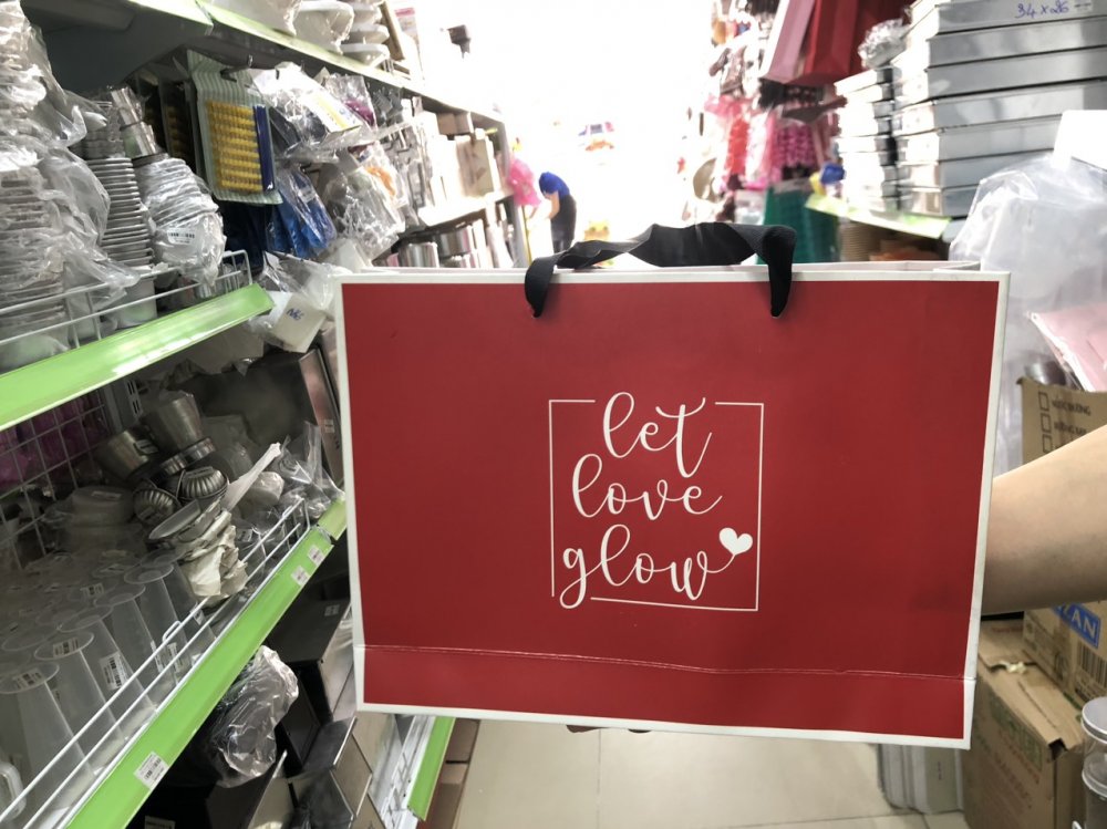 Túi giấy đựng quà màu đỏ